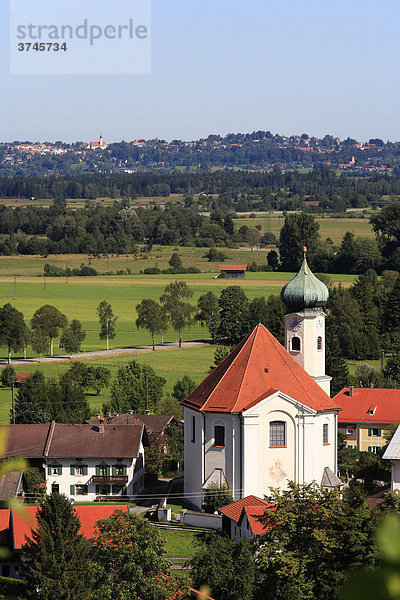 Kirche in Eschenlohe mit Blick auf Murnau  Oberbayern  Bayern  Deutschland  Europa