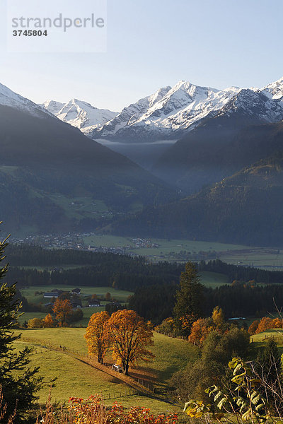 Blick von Paßthurn über Hollersbach im Pinzgau zu Hohe Tauern mit Venedigergruppe  Salzburger Land  Österreich  Europa