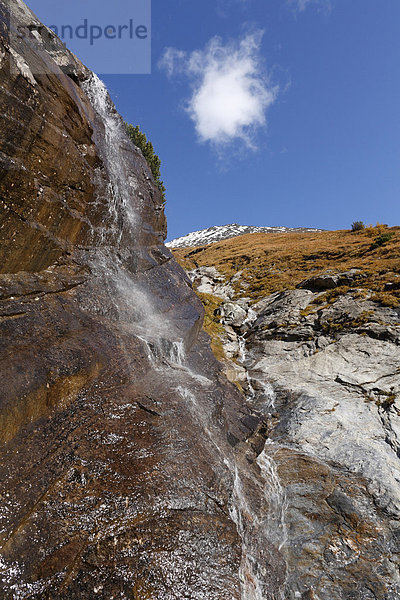 Fensterbach-Wasserfall  Blick von Großglockner-Hochalpenstraße  Nationalpark Hohe Tauern  Kärnten  Österreich  Europa