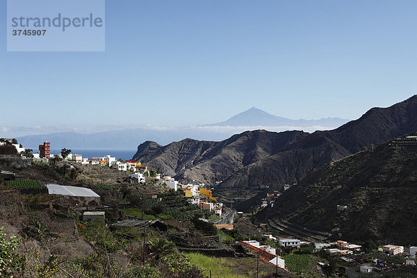 Hermigua  La Gomera  hinten Teide auf Teneriffa  Kanaren  Kanarische Inseln  Spanien  Europa