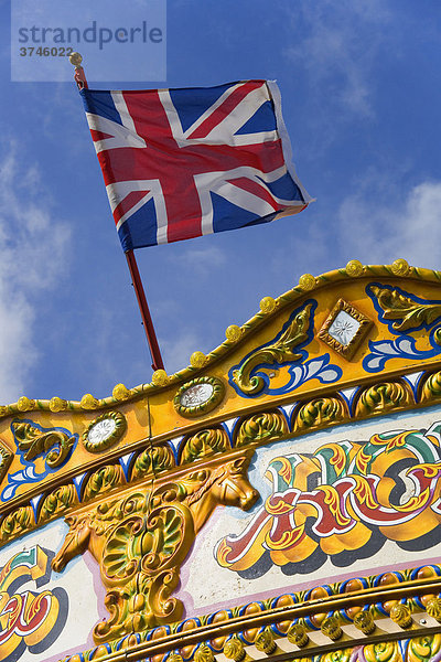 Flagge von Großbritannien am Karusell auf der Pier in Brighton  Sussex  Großbritannien  Europa