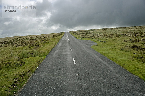 Straße mit Ausweichstelle im Dartmoor National Park  Devon  England  Großbritannien  Europa