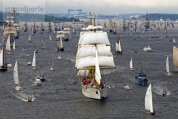 Windjammerparade der Kieler Woche 2008 mit dem Segelschulschiff der deutschen Marine Gorch Fock als Führungsschiff und weiteren Traditionsseglern  Kieler Förde  Schleswig-Holstein  Deutschland  Europa