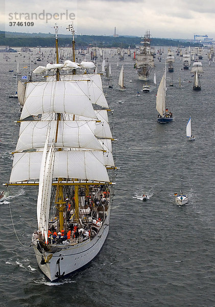 Windjammerparade der Kieler Woche 2008 mit dem Segelschulschiff der deutschen Marine Gorch Fock als Führungsschiff und weiteren Traditionsseglern  Kieler Förde  Schleswig-Holstein  Deutschland  Europa