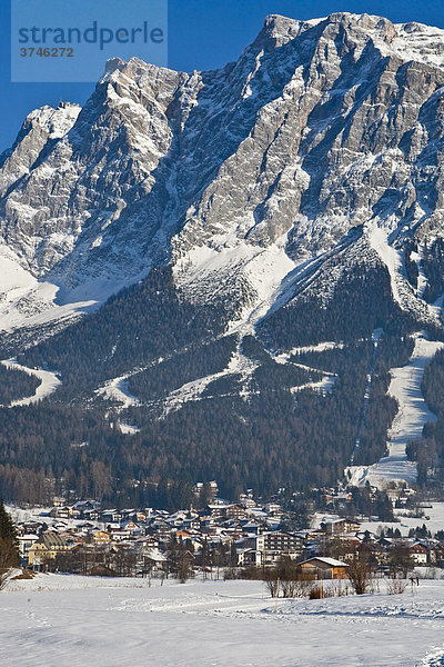 Ein verschneites Dorf vor dem Panorama der Zugspitze  Ehrwald  Zugspitz-Arena  Tirol  Österreich  Europa