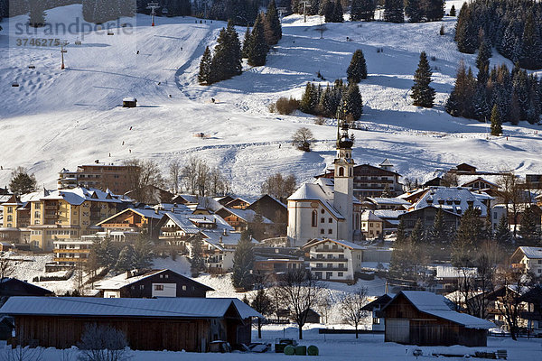 Ein Dorf im Winter  Lermoos  Zugspitz-Arena  Tirol  Österreich  Europa
