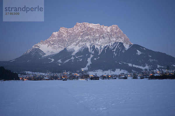 Blick auf die Zugspitze und die Ortschaft Ehrwald in der Abenddämmerung  Tirol  Österreich  Europa