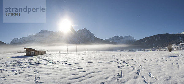 Blick auf die Sonnenspitze im Morgennebel  Tirol  Österreich  Europa