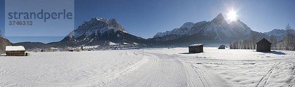 Blick auf die Zugspitze und Sonnenspitze und die Ortschaft Ehrwald von Lermoos aus gesehen  Tirol  Österreich  Europa