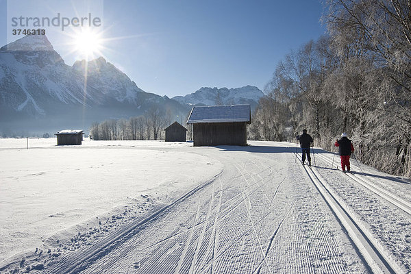 Heuschuppen im Schnee und Skilangläufer  hinten die Sonnenspitze  Tirol  Österreich  Europa
