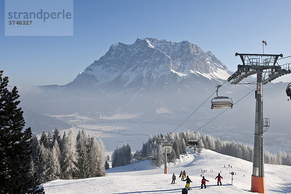 Sessellift und Skipiste  hinten die Zugspitze  Lermoos  Grubighütte  Tirol  Österreich  Europa