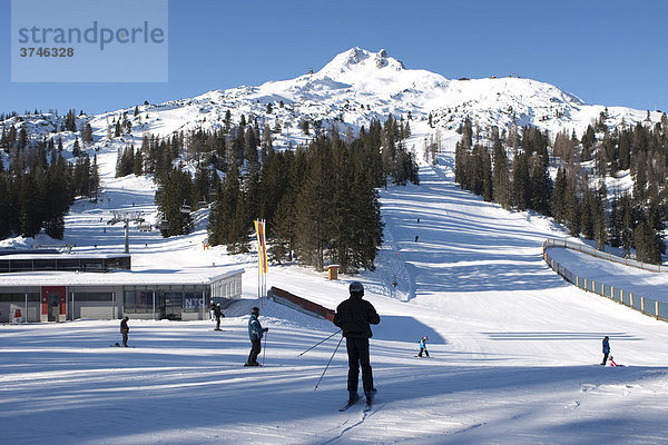 Blick von der Grubigalm auf den Grubigstein  2233m  mit Liftstation und Skifahrern  Lermoos  Tirol  Österreich  Europa