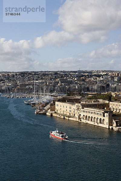 Blick von Valletta über den Marsamxett Harbour auf Manoel Island  Valletta  Malta  Europa