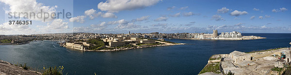 Blick von Valletta über den Marsamxett Harbour auf Sliema Strand  Sliema Creek Manoel Island und Lazzaretto Creek  Valletta  Malta  Europa