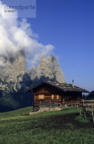 Berghütte vor dem Massiv des Schlern  Seiser Alm  Dolomiten  Italien  Europa