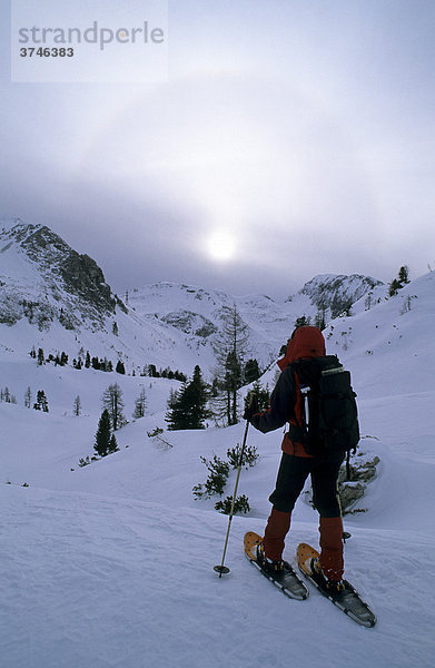 Schneeschuhgeherin und Halo am Scheibenkogel  Radstädter Tauern  Salzburg  Österreich  Europa