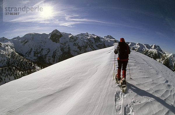 Schneeschuhgeherin auf dem Gipfelgrat des Spirzinger  2066m  Südwiener Hütte  Radstädter Tauern  Salzburg  Österreich  Europa