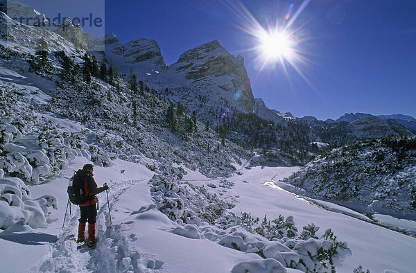 Schneeschuhgeherin im Valun Campestrin in der Fanes-Gruppe  Dolomiten  Italien  Europa