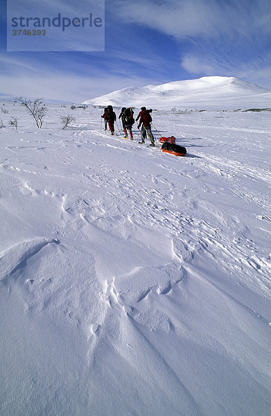 Schneeschuhwanderer mit Pulka  Lastenschlitten  im Naturreservat Valadalen  Schweden  Skandinavien  Europa