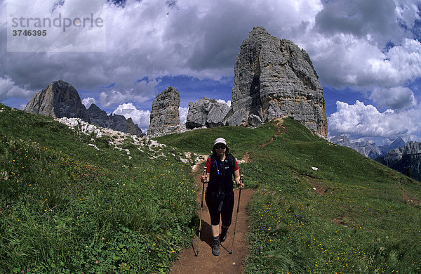 Wanderin vor den Cinque Torri  Cortina d'Ampezzo  Ampezzaner Dolomiten  Italien  Europa