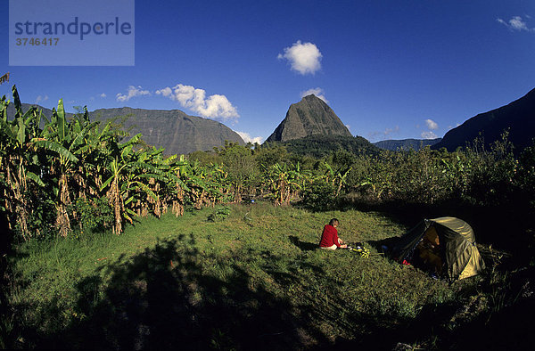 Wanderin und Zelt in einer Bananenplantage vor dem Piton Cabris  1435m  Cirque de Mafate  Œle de La RÈunion  Frankreich  Europa