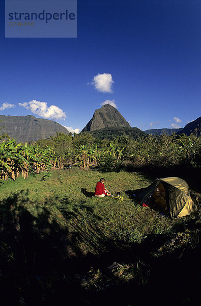 Wanderin und Zelt in einer Bananenplantage vor dem Piton Cabris  1435m  Cirque de Mafate  Œle de La RÈunion  Frankreich  Europa