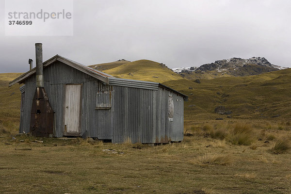 Verlassene Wellblechhütte in einer Hügellandschaft  Nevis Crossing  Cromwell  Otago  Südinsel  Neuseeland