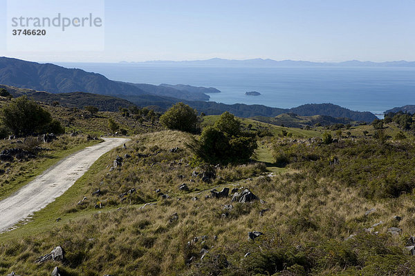 Sandweg im Abel Tasman National Park mit Blick auf die Marlborough Sounds  Tasman  Südinsel  Neuseeland