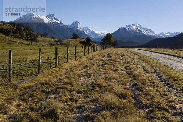 Feldweg zum Ort namens Paradise mit Blick zu den schneebedeckten Humboldt Mountains  Otago  Südinsel  Neuseeland