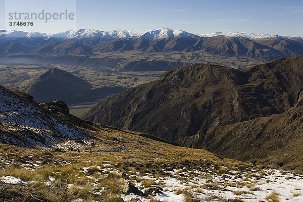 Blick auf die schneebedeckten Southern Alps  Frankton  Otago  Südinsel  Neuseeland
