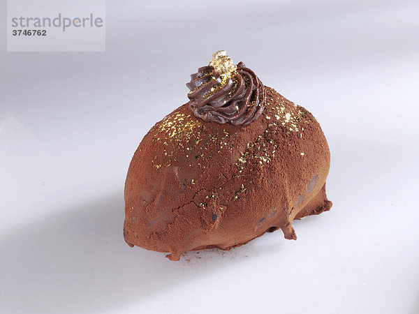 Schokodattel  Dattel mit Schokolade überzogen  mit Kakaopulver und Gold bestäubt