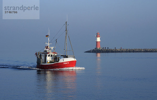 Fischkutter  Leuchtturm  Warnemünde  Mecklenburg-Vorpommern  Deutschland  Europa