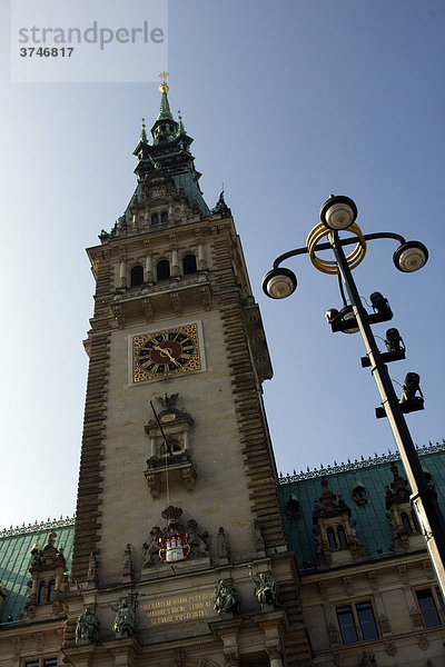 Spitze des Rathausturms mit Uhr und Laterne  Hamburg  Deutschland  Europa