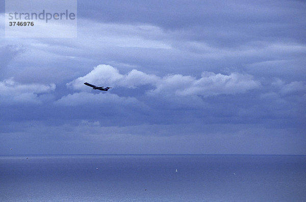 Flugzeug beim Start während eines Sturm  Nizza  Frankreich  Europa