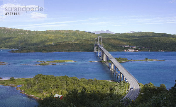 Brücke über einen Fjord  Lofoten  Norwegen  Skandinavien  Europa