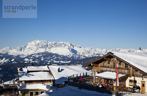 Hochplateau Grießkareck mit Blick auf die schneebedeckten Alpen und eine Skihütte  Skigebiet Flachau  Wagrein  Pongau  Salzburg  Österreich  Europa