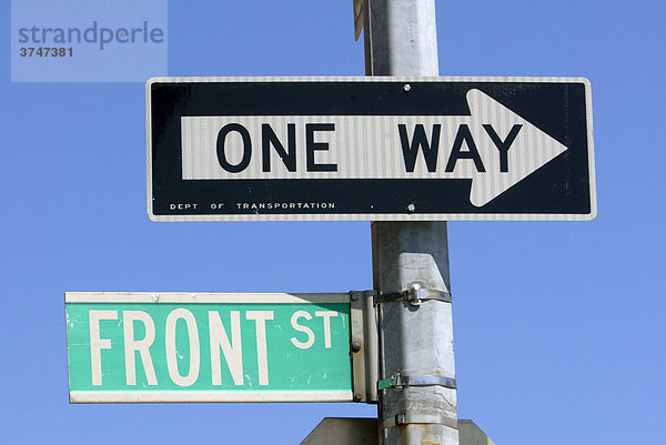 Oneway  Frontstreet  Straßenschilder in New York City  New York  Vereinigte Staaten von Amerika  USA