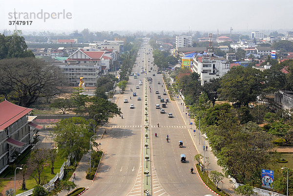 Blick vom Patuxai auf die Hauptstraße Avenue Lane Xang  Vientiane  Laos  Asien