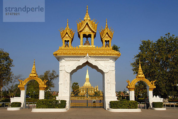 Eingangstor zum Nationalsymbol  goldene Stupa Pha That Luang  Vientiane  Laos  Asien