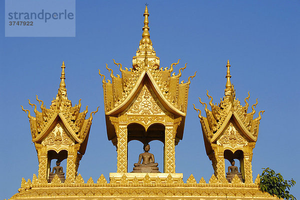 Kunstvolle Verzierung mit Buddha Figur über dem Eingangstor des Pha That Luang  Vientiane  Laos  Asien