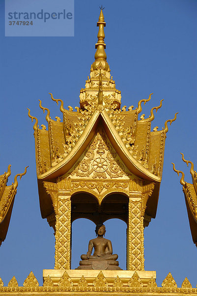 Kunstvolle Verzierung mit Buddha Figur über dem Eingangstor des Pha That Luang  Vientiane  Laos  Asien