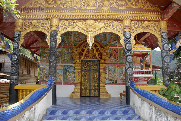 Bunt dekorierter Eingangsbereich des buddhistischen Klosters Wat Si Kun  Muang Khua  Phongsali Provinz  Laos  Asien