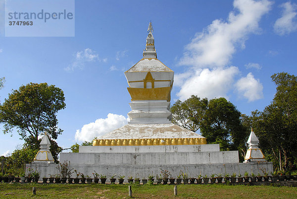 Moderner buddhistischer Stupa That Phu Fa  Phongsali  Laos  Südostasien