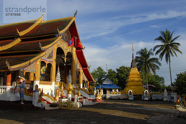 Bunter Eingangsbereich vom buddhistischen Tempel Kloster Wat Jom Khao Manilat in Houay Xai  Bokeo Provinz  Laos  Südostasien