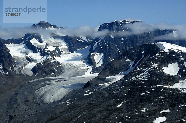 Berge mit Gletscher und Wolkenband  Ost-Grönland  Arktis