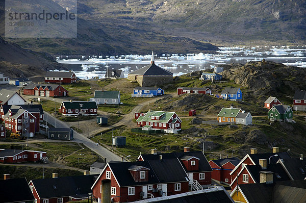 Siedlung  bunte Häuser  Eisschollen im Fjord  Ammassalik  Ost-Grönland  Arktis