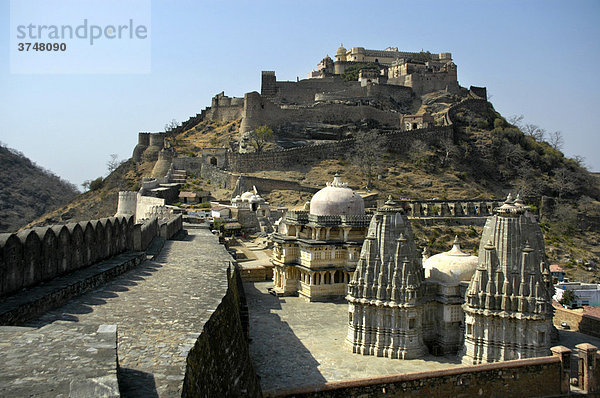 Fort Kumbalgarh mit Tempeln davor  Aravali-Berge  Rajasthan  Indien  Asien