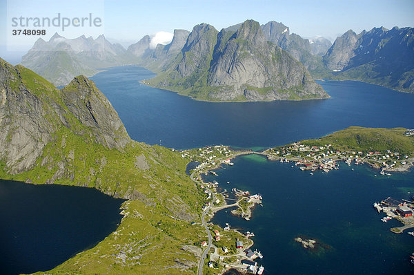 Blick vom Reinebringen auf Reine  See Reinevatnet und den Kjerkfjord mit spitzen Bergen  Moskenesöy  Lofoten  Norwegen  Skandinavien  Europa