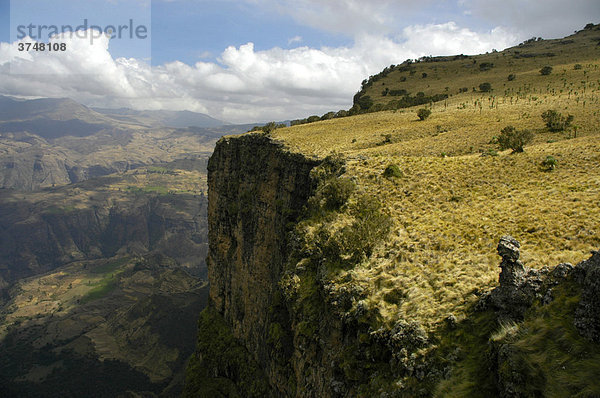 Steile abfallende Felswand  Rand vom Hochplateau  Semien Mountains Nationalpark  Äthiopien  Afrika