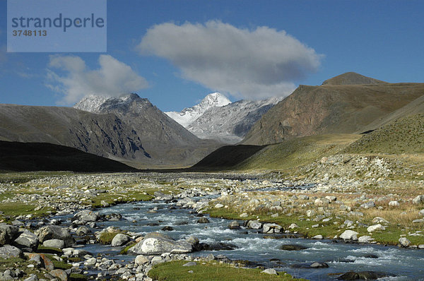 Klarer Gebirgsfluss vor hohen Bergen  Kharkhiraa Mongolischer Altai  bei Ulaangom  Uvs Aimag  Mongolei  Asien